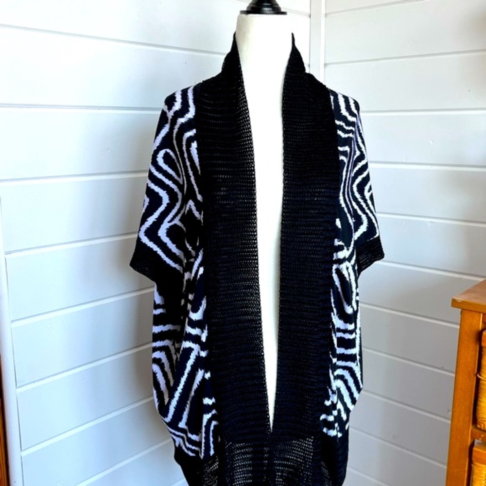 CLEO Size XL Black & white print Short sleeved Dress Cardigan, looser fit